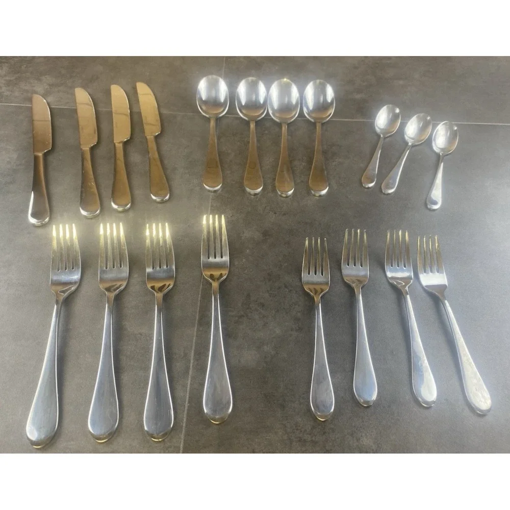 Oneida 19 Piece Stainless Flatware Service for 4-Missing a teaspoon